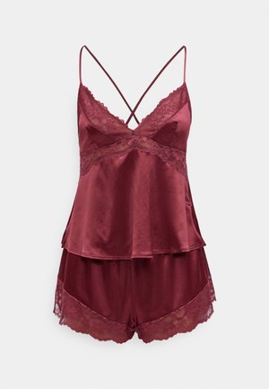 Set di canottiera e pantaloni corti in satin bordeaux con bordo in pizzo, spalline sottili con design incrociato e orlo a strati arricciato.