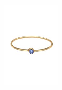 Goldring mit zartem Band, ausgestattet mit einem runden blauen Edelstein, der in einer kreisförmigen Krappenfassung eingelassen ist, minimalistisches Design und glatte Textur.