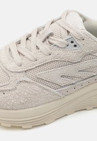HI-TEC HTS74 SHADOW UNISEX mleczny