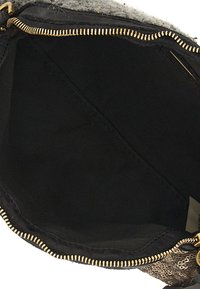 Borsa accessorio nera con zip dorata, esterno testurizzato con dettagli in paillettes, aperta e mostrando un interno in tessuto nero liscio.