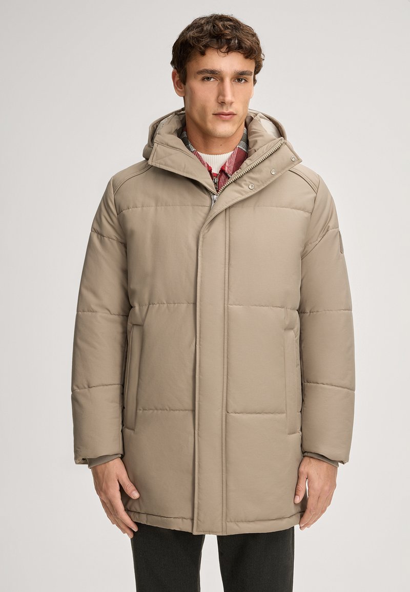 Beżowy ocieplany płaszcz z kapturem, z zamkiem błyskawicznym i napami oraz bocznymi kieszeniami. Gładka tekstura i pikowany wzór.