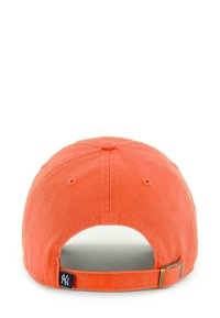 Casquette de baseball orange avec une visière plate, en tissu coton, bandeau ajustable à l'arrière, et un petit logo brodé sur le côté.