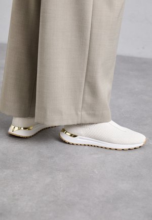 Sneakers - off-white