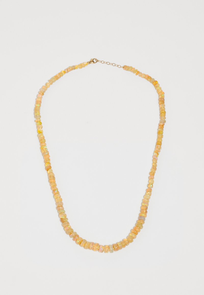 Dzeltena pērļu kaklarota, kas sastāv no gludām, neregulāras formas pērlēm, kas savērtas kopā ar vienkāršu slēgšanu un pagarinājuma ķēdi.