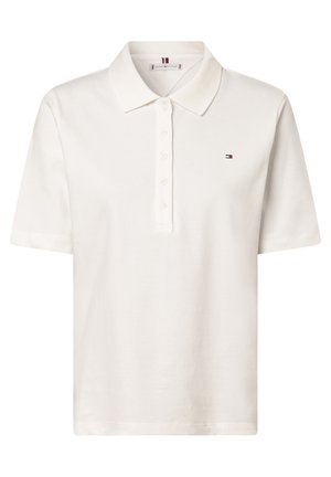 Polo blanc à manches courtes avec cinq boutons et un petit logo drapeau Tommy Hilfiger sur le côté gauche de la poitrine.