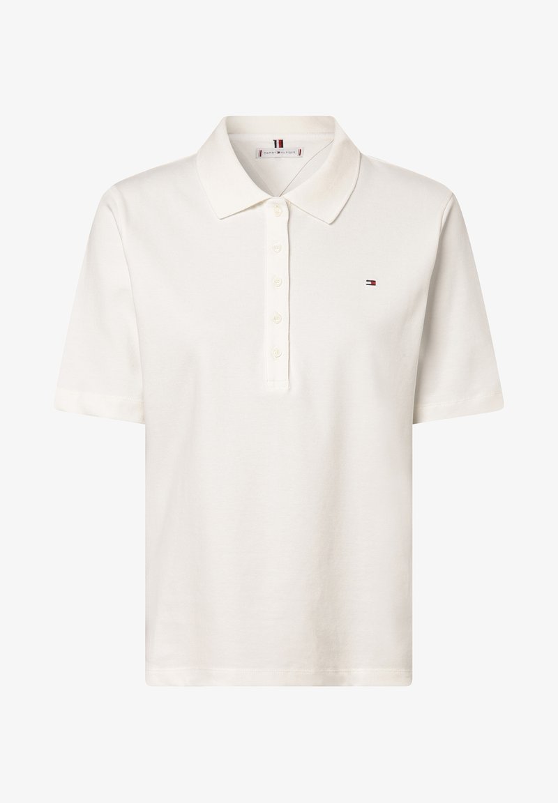 Polo blanc à manches courtes avec cinq boutons et un petit logo drapeau Tommy Hilfiger sur le côté gauche de la poitrine.
