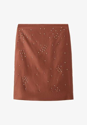 Gonna mini in tessuto marrone con decorazioni di perle bianche sparse, caratterizzata da un design dritto e bordi puliti, senza chiusure visibili.