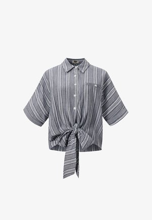 Chemise à manches courtes boutonnée avec des rayures verticales blanches et grises, une poche poitrine avant et un nœud noué à la taille.