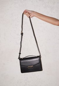 Anna Field Taška s příčným popruhem - black