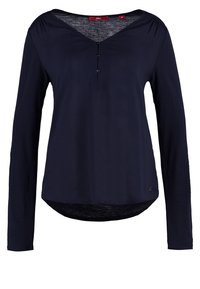 Chemise à manches longues bleu marine avec un col en V, trois petits boutons au centre devant, et un ourlet légèrement arrondi.