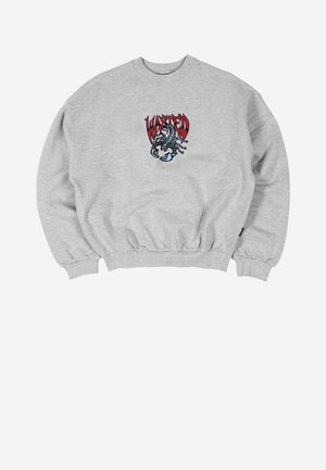 Sivi dukserica s šarenim grafičkim dizajnom koji prikazuje škorpiona i riječ "WASTED" u podebljanom crvenom slovima. Rebrasti manžeti i donji rub.