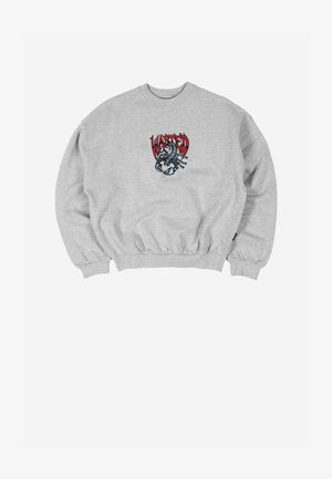 Siva trenirka s pisanom grafiko, ki prikazuje skorpijona in besedo "WASTED" v drsnih rdečih črkah. Ribani manšeti in spodnji rob.