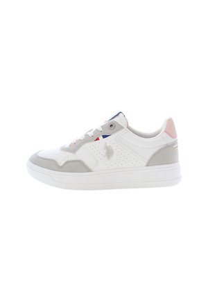 Sneaker bianca con accenti grigi, caratterizzata da una tomaia perforata, punta rotonda e lacci. Presenta dettagli in rosso e blu sul collo.