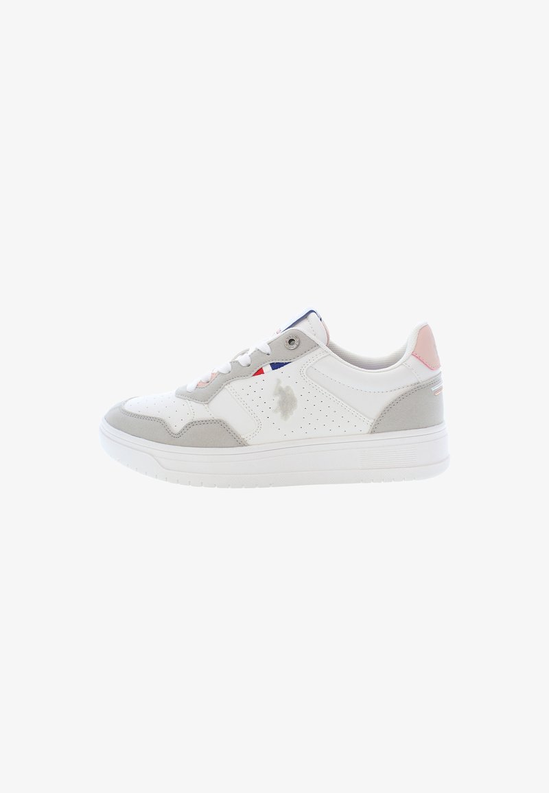 Sneaker bianca con accenti grigi, caratterizzata da una tomaia perforata, punta rotonda e lacci. Presenta dettagli in rosso e blu sul collo.