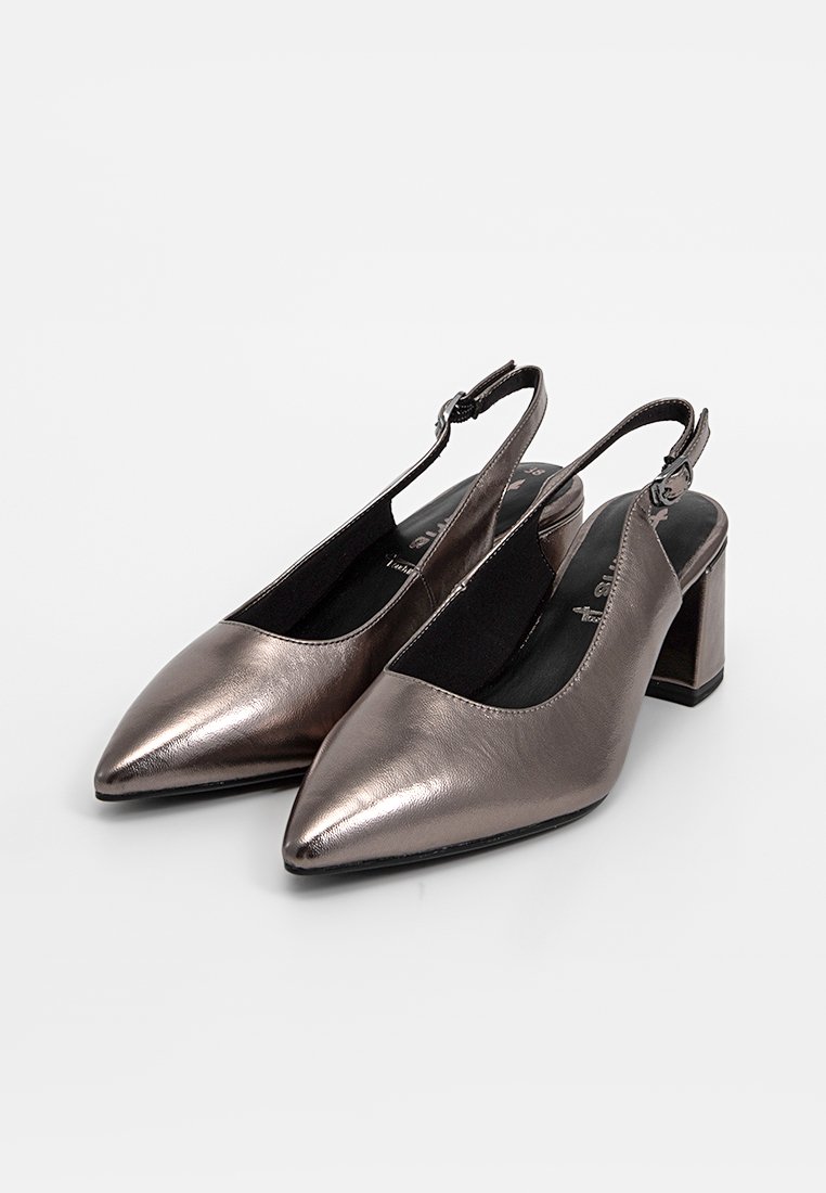Chaussures slingback en bronze métallique avec un bout pointu, un talon carré et une texture lisse. Dispose d'une sangle ajustable pour un meilleur maintien.