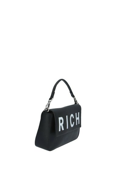 Bolso de mano negro con forma estructurada, que presenta una gran "RICH" en relieve en la parte frontal, un asa corta y detalles en hardware plateado.