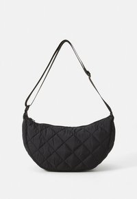 Mala preta acolchoada para ombro com formato semi-circular, alça ajustável e fecho de correr, apresentando textura em padrão de diamante.