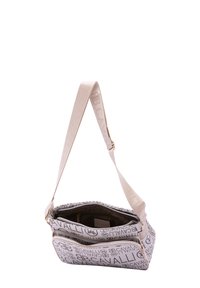 Borsa a tracolla in tela bianca con motivi a logo in rilievo, tracolla beige, due scomparti con zip e foderatura interna testurizzata.