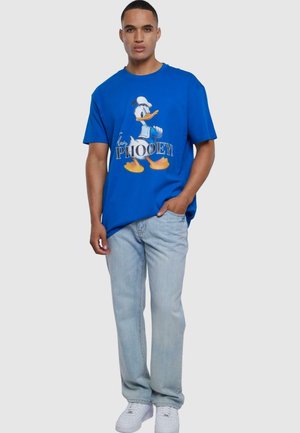 Blå bomull t-skjorte med et grafisk trykk av en tegneserieand og teksten "That's PHOOEY!" Kombinert med lyseblåjeans og hvite joggesko.