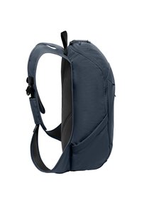 Blauwe stoffen rugzak met een gebogen ontwerp, voorzien van netstof schouderbanden, een zijvak en een bovenste ritsafsluiting. Soepele textuur, lichtgewicht.