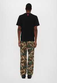 Icecream CAMO RUNNING DOG WOODLAND - T-shirt imprimé - black