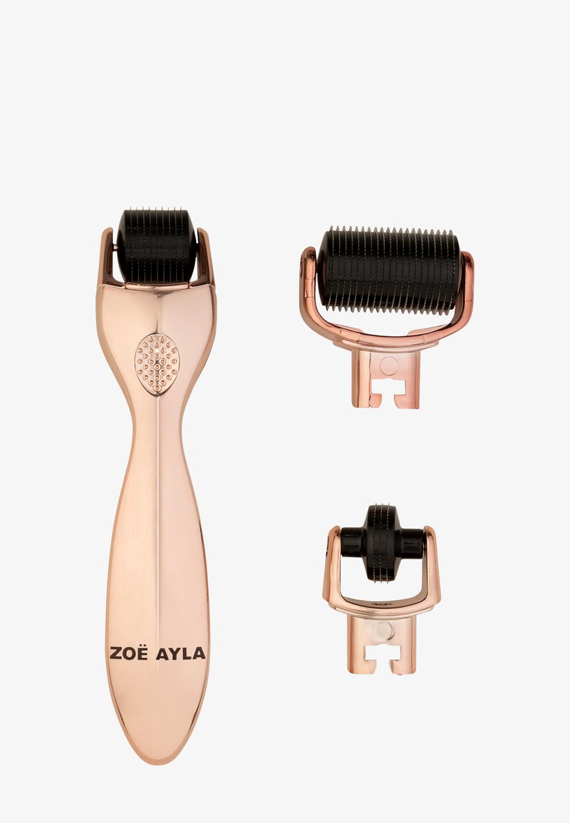 Roze gouden microneedling roller met ergonomisch handvat en twee verwisselbare zwarte naaldkoppen in verschillende maten.