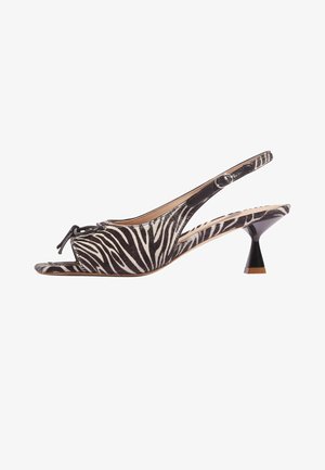 Chaussure slingback en imprimé zèbre noir et blanc avec un bout ouvert, un détail nœud à l'avant et un talon effilé avec un accent contrastant.