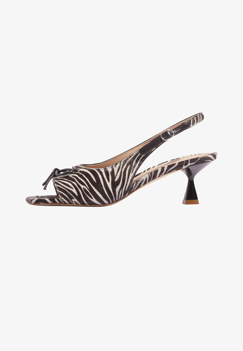 Schwarz-weißer Zebra-Print Slingback-Schuh mit offenem Zeh, einer Schleifendetail an der Vorderseite und einem konisch zulaufenden Absatz mit einem kontrastierenden Akzent.