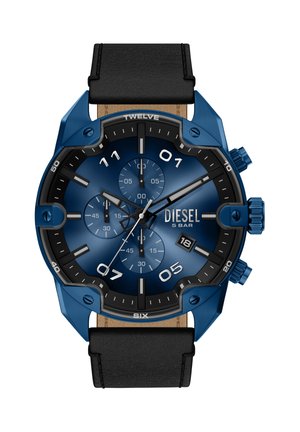 Blauwe metalen polshorloge met een grote ronde wijzerplaat, zwart leren band, chronograaf wijzerplaten en opvallende, contrasterende uurmarkeringen.