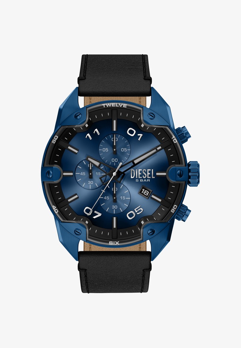 Montre-bracelet en métal bleu avec grand cadran rond, bracelet en cuir noir, cadrans chronographes et marqueurs d'heure audacieux et contrastés.
