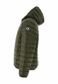 Giacca puffer verde oliva con design trapuntato, cappuccio attaccato, patch in gomma sul maniche e polsini elasticizzati. Leggera e isolata.