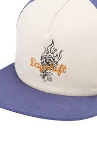 Czapka baseballowa w beżowo-niebieskim materiale z płaskim daszkiem, z grafiką czarnych płomieni i róży oraz haftem "DawnLife" w złotym kolorze.