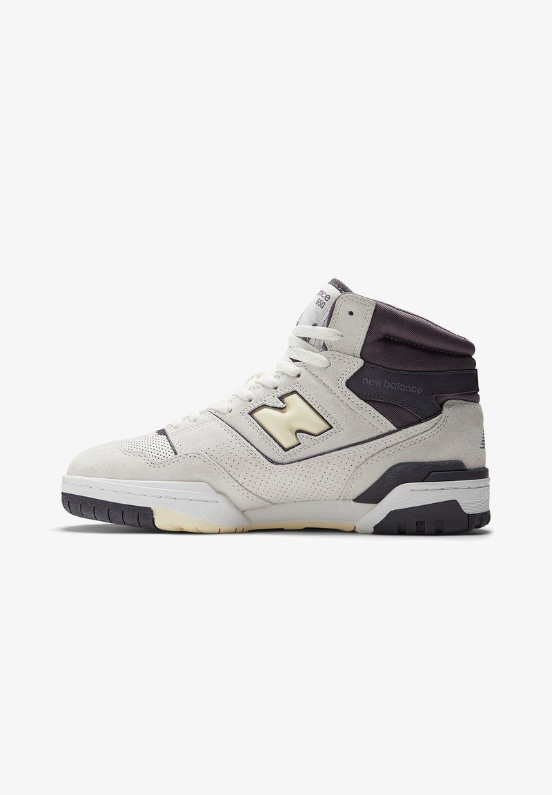 Sneaker alte realizzate in suede grigio e mesh, con una suola intermedia bianca, suola esterna in gomma nera e un logo di colore crema distintivo.