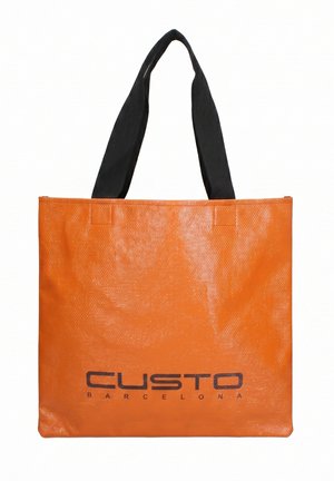 Borsa a tracolla rettangolare arancione con manici neri e scritta "CUSTO BARCELONA" stampata in nero al centro frontale.