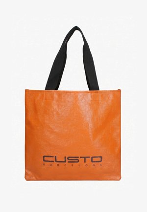 Borsa a tracolla rettangolare arancione con manici neri e scritta "CUSTO BARCELONA" stampata in nero al centro frontale.