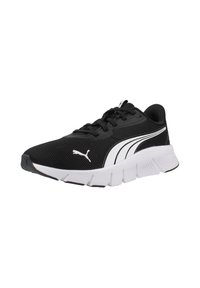 Scarpa sportiva nera con tomaia in rete, dettagli bianchi e una suola bianca spessa con un pattern testurizzato per la presa. Logo PUMA sul lato.