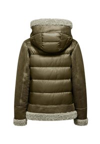 Giacca puffer verde oliva con cappuccio e polsini foderati in pelliccia texturizzata. Presenta imbottitura trapuntata e maniche in materiale simile alla pelle liscia.