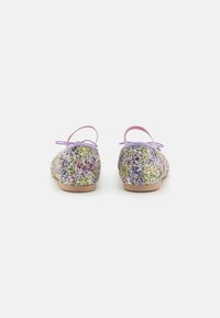 Ballet flat con toma in glitter multicolore e lacci rosa. Suola morbida con interno beige. Design a punta rotonda.