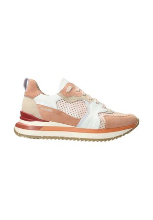 Baskets beige, blanches et fauve avec panneaux perforés, laçage à l'avant, semelle superposée avec accents orange et rouge, vue de côté sur fond blanc.