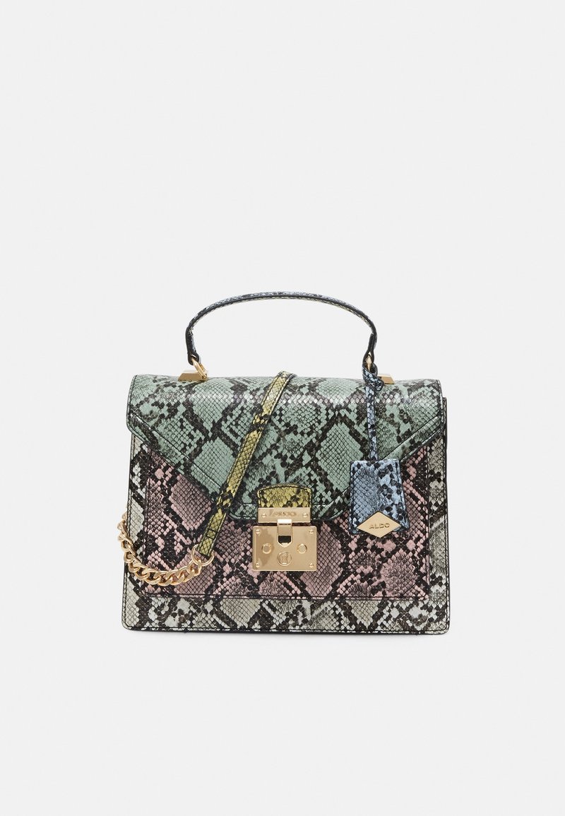 Petit sac carré avec motif multicolore en peau de serpent, fermoir doré, poignée supérieure, détail en chaîne et étiquette bleue avec logo.