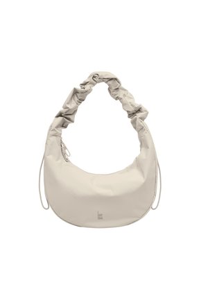 Bolso beige en forma de media luna con asa fruncida para el hombro, cierre con cremallera y logo de marca sutil en el frente.