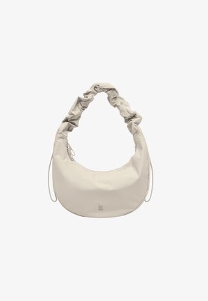 Beige handtas met een halvemaanvorm, een geplooide schouderband, ritssluiting en een subtiel merklogo aan de voorkant.