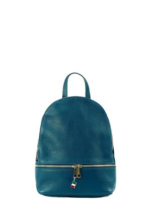 Sac à dos en cuir turquoise avec une forme arrondie, doté d'une fermeture éclair dorée, d'une poignée supérieure et d'un petit charme en forme de drapeau italien sur la tirette de la fermeture.