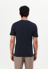 Marineblauw T-shirt met korte mouwen en een ronde hals, gemaakt van katoen. Heeft een gladde textuur en een eenvoudig, onopgesmukt design.