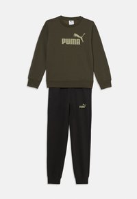 Sweatshirt vert olive avec le logo PUMA, associé à un pantalon de jogging noir arborant un logo assorti. Fabriqué à partir d'un tissu doux et durable.