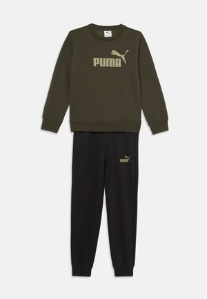 Olivkowa bluza z logo PUMA, zestawiona z czarnymi spodniami dresowymi z dopasowanym logo. Wykonana z miękkiego, trwałego materiału.