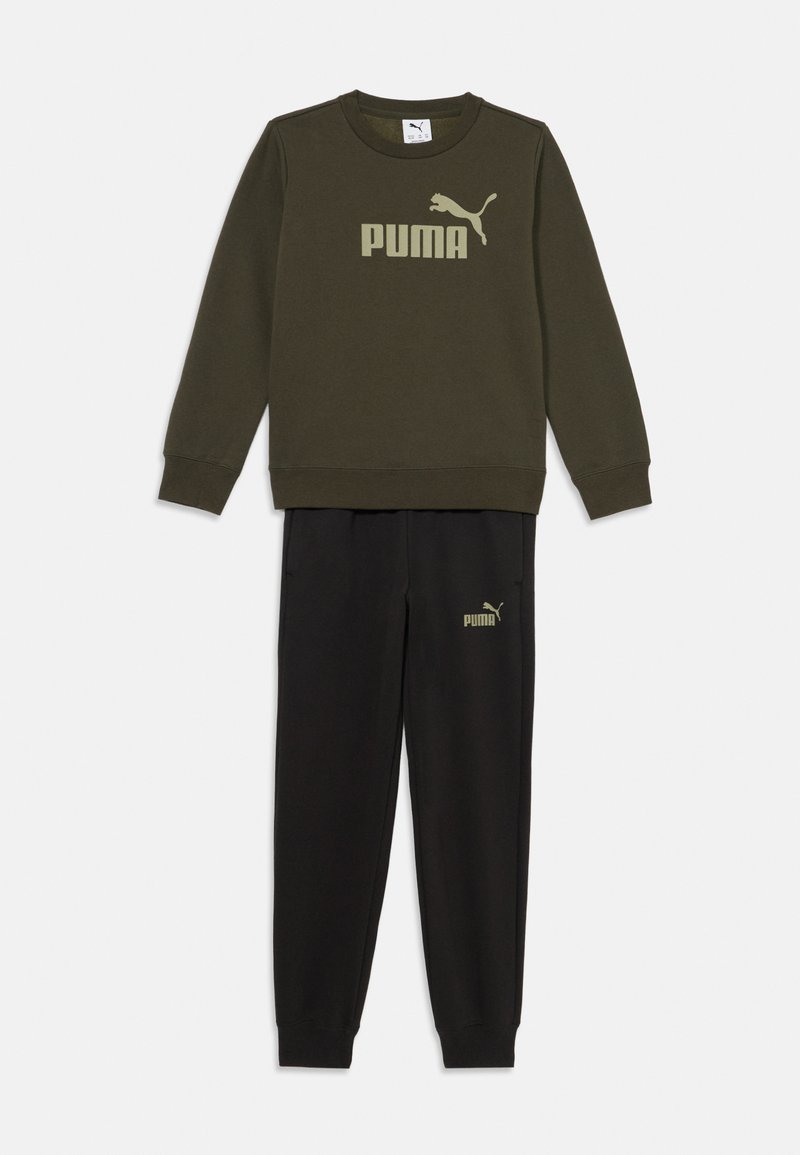 Ελαιόφεγγος μπλούζα με λογότυπο PUMA, σε συνδυασμό με μαύρο παντελόνι φόρμας που διαθέτει το αντίστοιχο λογότυπο. Κατασκευασμένο από μαλακό και ανθεκτικό ύφασμα.