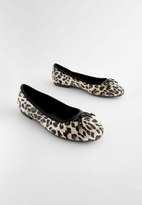 Ballettflats im Leopardenmuster mit runder Spitze, schwarzem Rand und Schleifen-Detail. Hergestellt aus weichem Stoff mit flacher Gummisohle.