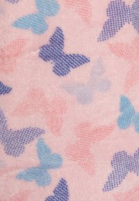 Tecido rosa suave com uma textura felpuda, decorado com padrões de borboletas azuis, roxas e corais, apresentando uma textura de pontos sutil.