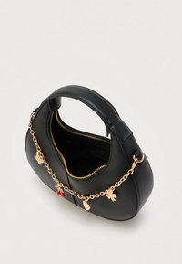 Sac à main en cuir noir de forme arrondie, avec des accents de chaîne en or et des breloques décoratives. Il dispose d'une fermeture éclair et d'un extérieur texturé.